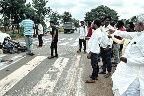 Accident between three vehicles, biker dies