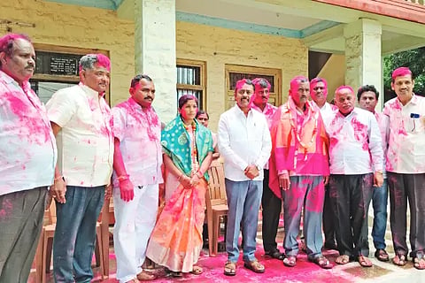 Chimmanakatti for the lotus, Gaddigowda Jai for the hand