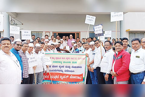Harpanahalli teacher portest
