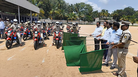 Minister Chaluvarayaswamy drives patrol vehicle Mandya
