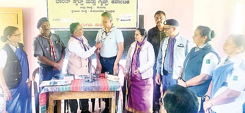 ಕುಶಾಲನಗರ ತಾಲೂಕಿನ ಮುಳ್ಳುಸೋಗೆ ಸರ್ಕಾರಿ ಹಿರಿಯ ಪ್ರಾಥಮಿಕ ಶಾಲೆಯಲ್ಲಿ ಆಯೋಜಿಸಿದ್ದ ಸಭೆಯಲ್ಲಿ ಸ್ಕೌಟ್ಸ್, ಗೈಡ್ಸ್ನ ತಾಲೂಕು ಘಟಕದ ನೂತನ ಅಧ್ಯಕ್ಷ ಡಾ.ಪ್ರವೀಣ್ ಸೋಮಪ್ಪ ಅವರಿಗೆ ಜಿಲ್ಲಾ ಪ್ರಧಾನ ಆಯುಕ್ತ ಕೆ.ಟಿ.ಬೇಬಿ ಮ್ಯಾಥ್ಯು ಅಧಿಕಾರ ಹಸ್ತಾಂತರಿಸಿದರು. ಪದ್ಮಶ್ರೀ, ರಾಣಿ ಮಾಚಯ್ಯ, ಕೆ.ಯು.ರಂಜಿತ್, ಎಂ.ಎಸ್.ಗಣೇಶ್, ಬೊಳ್ಳಜಿರ ಅಯ್ಯಪ್ಪ, ಸುಲೋಚನ, ದಮಯಂತಿ ಇತರರು ಇದ್ದರು.