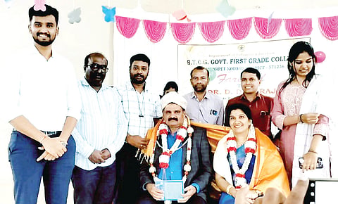 ಡಾ. ಡಿ.ದೇವರಾಜು ಅವರನ್ನು ಬೀಳ್ಕೊಡಲಾಯಿತು.