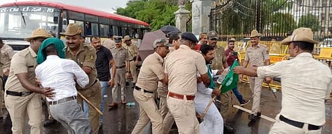 Rmgm-Ph-002-Raitha Sanga And Kannadapara Sangatane DC Office Protest news Photo Police Aresstt-9-9-2024