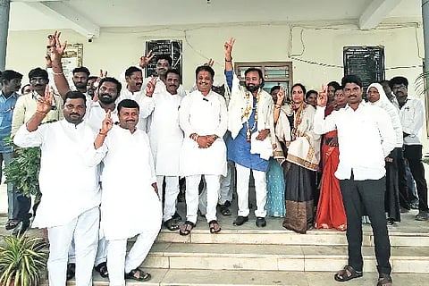 Sadika Sumbada, Suma Katthi, President, Vice President, Alamela Town Panchayat, Returning Officer,