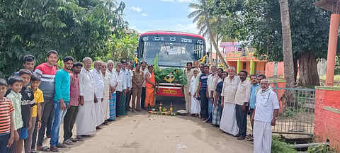ಪಿರಿಯಾಪಟ್ಟಣ ಸಾರಿಗೆ ಘಟಕದಿಂದ ಬೆಟ್ಟದಪುರ ಚಪ್ಪರದಹಳ್ಳಿ ಕುಶಾಲನಗರ ಮಾರ್ಗವಾಗಿ ಆರಂಭಿಸಿರುವ ನೂತನ ಬಸ್ ಸೇವೆಗೆ ಚಪ್ಪರದಹಳ್ಳಿ ಗ್ರಾಮಸ್ಥರು ಶ್ರೀ ಕೊಳ್ಳಿ ಮಲ್ಲಿಕಾರ್ಜುನಸ್ವಾಮಿ ದೇವಸ್ಥಾನದ ಬಳಿ ಪೂಜೆ ಸಲ್ಲಿಸಿದ ಬಳಿಕೆ ಚಾಲನೆ ನೀಡಲಾಯಿತು. ಸಿ.ಎನ್ ಬಸವರಾಜು, ಕಾಳೇಗೌಡ, ಸಿ.ಕೆ ಪ್ರಕಾಶ್, ಚೌಡೇಗೌಡ, ಕೃಷ್ಣೇಗೌಡ, ಅಂಜನಿಗೌಡ, ನಾಗರಾಜೇಗೌಡ, ರಾಮೇಗೌಡ, ನಾರಾಯಣ ಇತರರು ಇದ್ದರು.