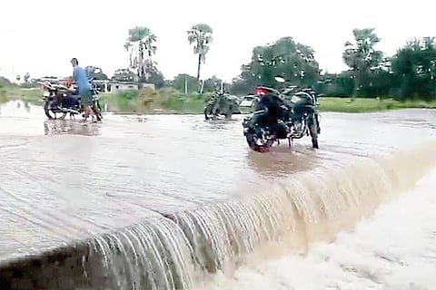 Dasamapura The ditch is filled with water on the road