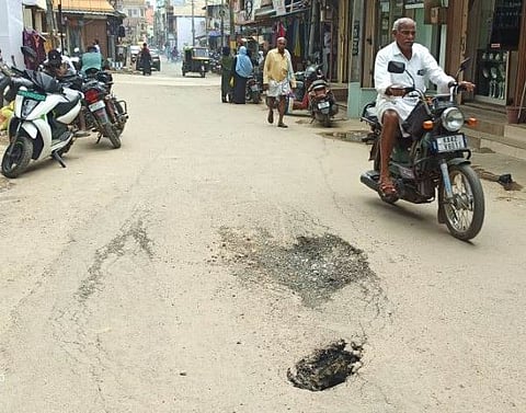 RMGmPh-Ph-001-M.G. Road Town-Road Gundi Samsye Photo- 30-9-24