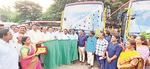 ಶ್ರೀರಂಗಪಟ್ಟಣದ ರಾಜ್ಯ ಸಾರಿಗೆ ಸಂಸ್ಥೆಯ ಬಸ್ ನಿಲ್ದಾಣದಲ್ಲಿ ಸೋಮವಾರ ನಾಲ್ಕು ಅಶ್ವಮೇಧ ಬಸ್ಗಳ ಸಂಚಾರಕ್ಕೆ ಶಾಸಕ ಎ.ಬಿ.ರಮೇಶ ಬಂಡಿಸಿದ್ದೇಗೌಡ ಚಾಲನೆ ನೀಡಿದರು.