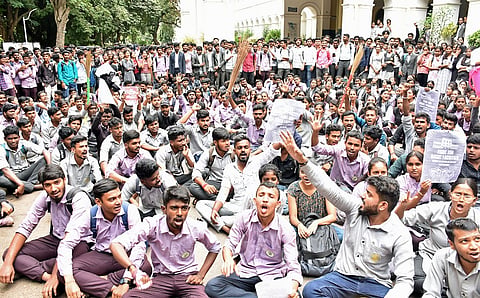 Yuvraj College students protest demanding infrastructure