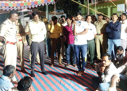 ಹಳೇ ವಿದ್ಯಾರ್ಥಿ ಸಂಘ ಕೆಂಕೆರೆ, 1