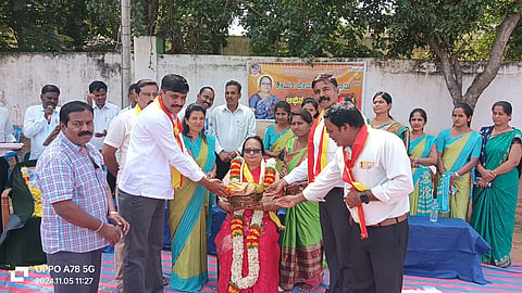 ಕೊಳ್ಳೇಗಾಲ ಪಟ್ಟಣದಲ್ಲಿ ಮಂಗಳವಾರ ಸುವರ್ಣ ಸಂಭ್ರಮ ರಾಜ್ಯ ಪ್ರಶಸ್ತಿ ಪುರಸ್ಕೃತೆ ಎಚ್.ಕೆ.ಟ್ರಸ್ಟ್ ಕಾರ್ಯದರ್ಶಿ ಪ್ರೇಮಲತಾ ಕೃಷ್ಣಸ್ವಾಮಿ ಅವರಿಗೆ ವಿಶ್ವಚೇತನ ಸಮೂಹ ವಿದ್ಯಾಸಂಸ್ಥೆ ಸಿಬ್ಬಂದಿ ಸನ್ಮಾನಿಸಿದರು. ರಾಜೇಶ್, ಜಗದೀಶ್, ಭಾಸ್ಕರ್ ಇತರರು ಇದ್ದರು.