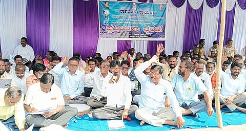 OLA MISALIT HORATA SAMITI PROTEST IN FRONT OF AMBEDKAR CIRCLE (1)