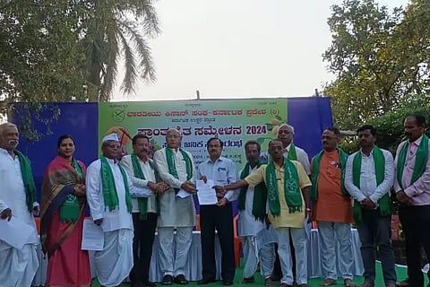 Everyone should cooperate for the self-reliant life of farmers.