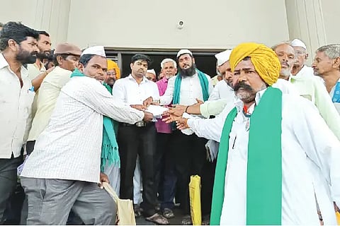 Farmer, Indi, Bharatiya Kisan Sangh, Minividhanasoudha, Srikanta Pujari, Vijayapur, Collectorate, Indi, Shirashyada, Arjunagi BK-KD, Nada KD, Karnataka Wakf Board,
