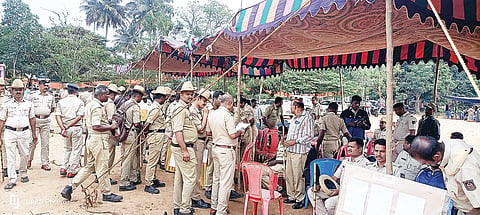 HUN-DEC-14-2(POLICE FORCE IN HUNSUR)