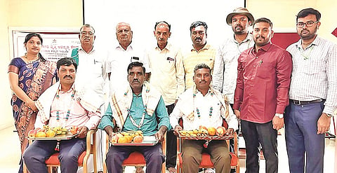 ಸುತ್ತೂರಿನಲ್ಲಿ ಆಯೋಜಿಸಿದ್ದ ಕಾರ್ಯಕ್ರಮದಲ್ಲಿ ಸಾಧಕ ಕೃಷಿಕರನ್ನು ಸನ್ಮಾನಿಸಲಾಯಿತು.