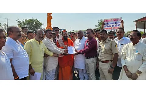 Lathicharge, Babaleshwar, 2A Reservation, Belgaum, Lingayat Panchamasali Samaj, Veerashaiva, Dr. Mahadeva Shivacharya, Vijugowda Patil,