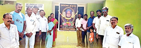ಮದ್ದೂರಿನ ಪ್ರವಾಸಿ ಮಂದಿರದಲ್ಲಿ ಶುಕ್ರವಾರ ಡಾ.ಮನಮೋಹನ್ ಸಿಂಗ್ ಶ್ರದ್ಧಾಂಜಲಿ ಸಭೆ ಹಮ್ಮಿಕೊಳ್ಳಲಾಗಿತ್ತು. ಚನ್ನಪ್ಪ, ಸಿದ್ದರಾಜು, ಪ್ರಮೀಳಾ, ಶ್ರೀನಿವಾಸ್, ಕೆ.ಟಿ.ಶಿವಕುಮಾರ್, ನಿಂಗಪ್ಪ, ಇಂತಿಯಾಜ್ ಉಲ್ಲಾ ಖಾನ್, ಶ್ರೀನಿವಾಸ ಶೆಟ್ಟಿ ಇದ್ದರು.