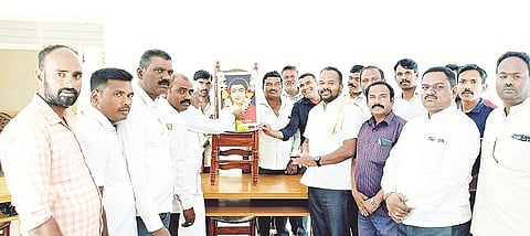 ತಲಕಾಡು ಗ್ರಾಮದಲ್ಲಿರುವ ಲೋಕೋಪಯೋಗಿ ಅತಿಥಿಗೃಹ ಸಭಾಂಗಣದಲ್ಲಿ ಸಾವಿತ್ರಿ ಬಾಯಿ ಫುಲೆ ಅವರ ಜನ್ಮದಿನ ಕಾರ್ಯಕ್ರಮ ಆಯೋಜಿಸಲಾಗಿತ್ತು. ಆಲಗೂಡು ಶಿವಕುಮಾರ್, ಕುಕ್ಕೂರುರಾಜು, ಯಾಚೇನಹಳ್ಳಿ ಸೋಮಶೇಖರ್, ನಾಗರಾಜ್ ಮೂರ್ತಿ, ಪರಮೇಶ್, ಸುಂದರ್ನಾಯಕ, ಸುಬ್ಬನಾಯಕ ಇದ್ದರು.
