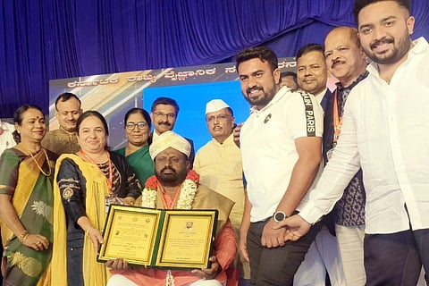 ಮುತ್ಸಂದ್ರದ ಎಂ.ಎ.ಕೃಷ್ಣಾರೆಡ್ಡಿ ಅವರಿಗೆ ಜೀವಮಾನ ಸಾಧನೆ ಪ್ರಶಸ್ತಿಯನ್ನು ಸಚಿವೆ ಉಮಾಶ್ರೀ ಪ್ರಶಸ್ತಿ ಪ್ರದಾನ ಮಾಡಿದರು. ಹುಲಿಕಲ್ ನಟರಾಜ್, ಆಳಂದ ಶಾಸಕ ಬಿ.ಆರ್. ಪಾಟೀಲ್ ಇದ್ದರು.