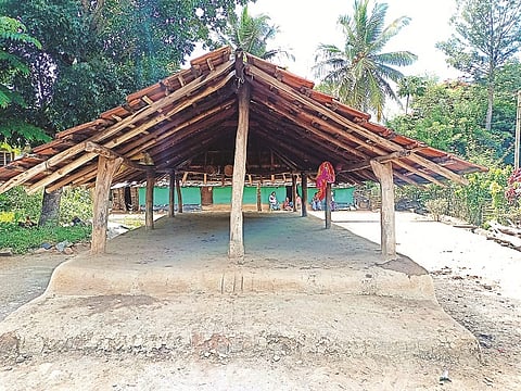 ಬೆಟ್ಟಕುರುಬ ಜನಾಂಗದ ಅಂಬಾಲ ದೇವಾಲೆ.
