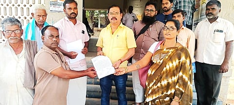 ಸಂಡೂರಿನ ತಾಲೂಕು ಕಚೇರಿಯ ಶಿರಸ್ತೇದಾರ ಕೆ.ಎಂ.ಶಿವಕುಮಾರಗೆ ದೇವದಾಸಿ ಮಹಿಳಾ ವಿಮೋಚನಾ ಸಂಘಟನೆ ಹಾಗೂ ತಾಲೂಕು ಕರ್ನಾಟಕ ಪ್ರಾಂತ ರೈತ ಸಂಘ ಮನವಿ ಸಲ್ಲಿಸಿತು ದೇವದಾಸಿ ಮಹಿಳಾ ವಿಮೋಚನಾ ಸಂಘದ ಜಿಲ್ಲಾ ಕಾರ್ಯದರ್ಶಿ ಎ.ಸ್ವಾಮಿ, ತಾಲೂಕು ಕಾರ್ಯದರ್ಶಿ ಎಚ್.ದುರುಗಮ್ಮ, ಕೆಪಿಆರ್ಎಸ್ ಜಿಲ್ಲಾಧ್ಯಕ್ಷ ವಿ.ಎಸ್.ಶಿವಶಂಕರ್, ತಾಲೂಕು ಅಧ್ಯಕ್ಷ ಜಿ.ಪಂಪನಗೌಡ, ಕಾರ್ಯದರ್ಶಿ ಖಲಂದರ್ ಬಾಷಾ, ಡಿವೈಎಫ್ಐ ಜಿಲ್ಲಾ ಮುಖಂಡ ಎಸ್.ಕಾಲೂಬಾ ಇತರರಿದ್ದರು.