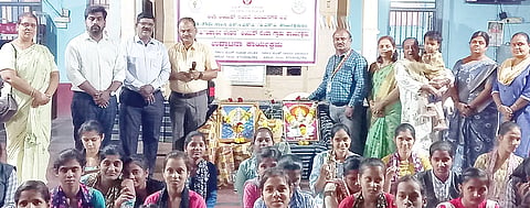ಹಗರಿಬೊಮ್ಮನಹಳ್ಳಿ ಪಟ್ಟಣದ ಸರ್ಕಾರಿ ಮೆಟ್ರಿಕ್ ನಂತರದ ಬಾಲಕಿಯರ ವಿದ್ಯಾರ್ಥಿ ನಿಲಯದಲ್ಲಿ ವಿದ್ಯಾರ್ಥಿ ಚೇತನ ಆಯುಷ್ ಸೇವಾ ಕಾರ್ಯಕ್ರಮ ಹಮ್ಮಿಕೊಳ್ಳಲಾಗಿತ್ತು. ತಾಲೂಕ ಸಮಾಜ ಕಲ್ಯಾಣ ಇಲಾಖೆ ಅಧಿಕಾರಿ ಆನಂದ್ ಡೊಳ್ಳಿನ್, ಮ್ಯಾನೇಜರ್ ಶೋಭಾ, ಮುಖ್ಯ ವೈದ್ಯಾಧಿಕಾರಿ ಗುರುಬಸವರಾಜ್, ವೈದ್ಯರಾದ ಹಾಲಮ್ಮ, ಉಮಾ ಪಾಟೀಲ್ ಇತರರಿದ್ದರು.