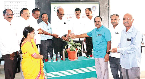 ಸಿಂಧನೂರಿನಲ್ಲಿ ಆಯೋಜಿಸಿದ್ದ ಉಪನ್ಯಾಸಕರಿಗೆ ವಿಭಾಗ ಮಟ್ಟದ ಅರ್ಥಶಾಸ್ತ್ರ ಮತ್ತು ವಾಣಿಜ್ಯಶಾಸ್ತ್ರ ವಿಷಯಗಳ ತರಬೇತಿ ಕಾರ್ಯಾಗಾರವನ್ನು ರಾಯಚೂರು ಡಿಡಿಪಿಯು ಡಿ.ಕೆ.ಜಯರಾಮ ಉದ್ಘಾಟಿಸಿದರು. ಪ್ರಾಚಾರ್ಯ ಡಾ.ಎಸ್.ಶಿವರಾಜ, ಅರ್ಥಶಾಸ್ತ್ರ ವಿಷಯದ ಸಂಚಾಲಕ ಬಸಪ್ಪ ಅಂಬಾಮಠ, ಮಾನವಿ ಕಾಲೇಜಿನ ಪ್ರಾಚಾರ್ಯ ಡಾ.ಕುಂಟೆಪ್ಪ, ಕೊಪ್ಪಳದ ಡಾ. ಫಕೀರಪ್ಪ ವಜ್ರಬಂಡಿ ಇತರರಿದ್ದರು.