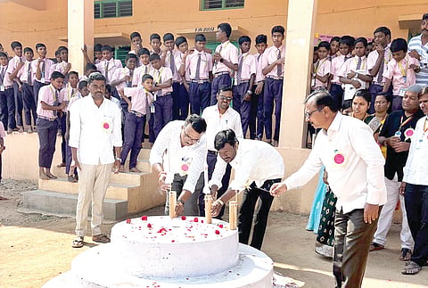 ಮುದಗಲ್ ಇಂದಿರಗಾಂಧಿ ವಸತಿ ಶಾಲೆಯಲ್ಲಿ ಗಣಿತ, ವಿಜ್ಞಾನ ಪ್ರಾಯೋಗಿಕ ಪ್ರದರ್ಶನ ಕಾರ್ಯಕ್ರಮವನ್ನು ಉರ್ದು ಪ್ರೌಢಶಾಲೆ ಮುಖ್ಯಶಿಕ್ಷಕ ಮಹ್ಮದ್ ಷರೀಫ್ ಉದ್ಘಾಟಿಸಿದರು. ಪ್ರಾಂಚಾರ್ಯ ದುರುಗಪ್ಪ, ಪ್ರಮುಖರಾದ ಮಹಾಂತೇಶ ಗೌಡರ್, ಸೋಮನಾಥ ಪಾಮನಕೆಲ್ಲೂರು ಇತರರಿದ್ದರು.