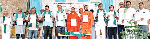 ಹಗರಿಬೊಮ್ಮನಹಳ್ಳಿಯಲ್ಲಿ ರೈತರ ಜಿಲ್ಲಾಮಟ್ಟದ ಸಮಾವೇಶದಲ್ಲಿ ರೈತಪರ ಹಕ್ಕೊತ್ತಾಯ ಪತ್ರಗಳನ್ನು ಪ್ರದರ್ಶಿಸಲಾಯಿತು. ಸಂಘದ ಕಾರ್ಯಾಧ್ಯಕ್ಷ ಜೆ.ಎಂ.ವೀರಸಂಗಯ್ಯ, ನಂದಿಪುರ ಮಠದ ಡಾ.ಮಹೇಶ್ವರ ಸ್ವಾಮೀಜಿ, ಹಾಲಸ್ವಾಮಿ ಮಠದ ಹಾಲಸಿದ್ಧೇಶ್ವರ ಸ್ವಾಮೀಜಿ, ಸಾಹಿತಿ ಹುರುಕಡ್ಲಿ ಶಿವಕುಮಾರ್, ಎಂ.ಡಿ.ವಸಂತಕುಮಾರ್, ಬಿ.ಸಿದ್ದನಗೌಡ ಇತರರಿದ್ದರು.