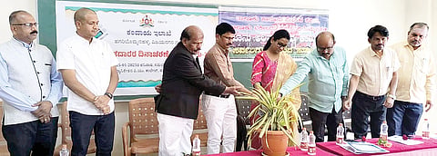 ಹಗರಿಬೊಮ್ಮನಹಳ್ಳಿ ವಿದ್ಯಾನಿಕೇತನ ಪಿಯು ಕಾಲೇಜಿನಲ್ಲಿ ಹಮ್ಮಿಕೊಂಡಿದ್ದ ರಾಷ್ಟ್ರೀಯ ಮತದಾನ ದಿನಾಚರಣೆ ಕಾರ್ಯಕ್ರಮವನ್ನು ತಹಸೀಲ್ದಾರ್ ಆರ್.ಕವಿತಾ ಉದ್ಘಾಟಿಸಿದರು. ತಾಪಂ ಇಒ ಡಾ.ಜಿ.ಪರಮೇಶ್ವರಪ್ಪ, ಪುರಸಭೆ ಮುಖ್ಯಾಧಿಕಾರಿ ಪ್ರಭಾಕರ, ವಿದ್ಯಾನಿಕೇತನ ಕಾಲೇಜು ಪ್ರಾಚಾರ್ಯ ಎಂ.ಆರ್.ಶೇಖರ್, ಶಿಕ್ಷಣ ಇಲಾಖೆಯ ಮ್ಯಾನೇಜರ್ ಗುರುಬಸವರಾಜ, ತಾಪಂ ಮ್ಯಾನೇಜರ್ ಮಹಾಂತೇಶ, ಚುನಾವಣಾ ನಿರ್ವಾಹಕ ಆದರ್ಶ ಇತರರಿದ್ದರು.