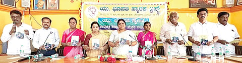 ಸಂಡೂರು ತಾಲೂಕಿನ ತೋರಣಗಲ್ ಗ್ರಾಪಂ ಆವರಣದಲ್ಲಿ ಶಾಸಕಿ ಅನ್ನಪೂರ್ಣ ತುಕಾರಾಮ್ ಅವರು ಯು.ಭೂಪತಿ ಅವರ ಭಾವಚಿತ್ರ ಹಾಗೂ ಕೊಟ್ಟಿಗೆ ಕರಿಬಸಮ್ಮ ಅವರ ‘ಭಾವಬೆಳಗು’ ಕವನ ಸಂಕಲನ ಬಿಡುಗಡೆ ಮಾಡಿದರು. ಗ್ರಾಪಂ ಅಧ್ಯಕ್ಷ ಅಳ್ಳಾಪುರದ ವೀರೇಶಪ್ಪ, ಟ್ರಸ್ಟ್ ಅಧ್ಯಕ್ಷೆ ಡಾ.ವಸುಂಧರಾ ಭೂಪತಿ, ಜಿ.ಏಕಾಂಬ್ರಪ್ಪ ಇತರರಿದ್ದರು.