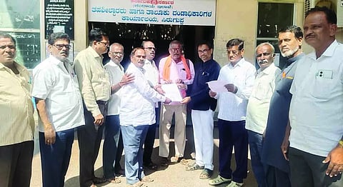 ಸಿರಗುಪ್ಪ ತಹಸಿಲ್ ಕಚೇರಿ ಶಿರಸ್ತೇದಾರ್ ರಾಘವೇಂದ್ರಗೆ ರಾಜ್ಯ ನಿವೃತ್ತ ನೌಕರರ ವೇದಿಕೆ ತಾಲೂಕು ಸಮಿತಿಯಿಂದ ಮನವಿ ಸಲ್ಲಿಸಲಾಯಿತು. ವೇದಿಕೆ ರಾಜ್ಯ ಸಂಚಾಲಕ ವಿ.ಹನುಮಂತಪ್ಪ, ತಾಲೂಕು ಸಂಚಾಲಕರಾದ ಬಸವರಾಜಯ್ಯ, ರಾಮಚಂದ್ರಪ್ಪ, ನಿವೃತ್ತ ನೌಕರರಾದ ಸೋಮನಗೌಡ, ಚನ್ನವೀರಯ್ಯ, ವಿ.ಮಲ್ಲಪ್ಪ, ಶಂಕ್ರಪ್ಪ, ಶರಣಪ್ಪ, ಭಗವಾನ್, ನಿಂಗಣ್ಣ ಇತರರಿದ್ದರು.