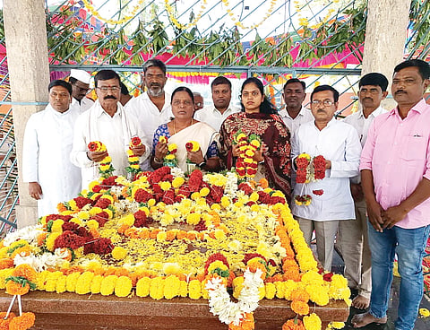 ಕೂಡ್ಲಿಗಿಯ ಗಾಂಧಿ ಚಿತಾಭಸ್ಮವಿರುವ ಹುತಾತ್ಮರ ಸ್ಮಾರಕದಲ್ಲಿ ಹುತಾತ್ಮರ ದಿನಾಚರಣೆ ನಿಮಿತ್ತ ಗಾಂಧಿಚಿತಾಭಸ್ಮಕ್ಕೆ ತಹಸೀಲ್ದಾರ್ ಎಂ.ರೇಣುಕಾ ಪುಷ್ಪ ನಮನ ಸಲ್ಲಿಸಿದರು. ಗ್ರೇಡ್-2 ತಹಸೀಲ್ದಾರ್ ವಿ.ಕೆ.ನೇತ್ರಾವತಿ, ತಾಪಂ ಇಒ ಕೆ.ನರಸಪ್ಪ, ಪಪಂ ಅಧ್ಯಕ್ಷ ಕಾವಲಿ ಶಿವಪ್ಪನಾಯಕ, ಗಾಂಧಿ ಸ್ಮಾರಕ ಸಮಿತಿ ಅಧ್ಯಕ್ಷ ಡಿ.ನಾಗರಾಜ ಇತರರಿದ್ದರು.