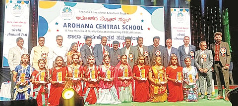 ಬನ್ನೂರಿನ ಸಮೀಪದ ಕುಳ್ಳನಕೊಪ್ಪಲು ಗ್ರಾಮದ ಆರೋಹಣ ಸೆಂಟ್ರಲ್ ಸ್ಕೂಲ್ನಲ್ಲಿ ಆಯೋಜಿಸಿದ್ದ ಶಾಲಾ ವಾರ್ಷಿಕೋತ್ಸವ ಸಮಾರಂಭದಲ್ಲಿ ಕ್ರೀಡಾ ಸಾಧಕ ಮಕ್ಕಳಿಗೆ ನೆನಪಿನ ಕಾಣಿಕೆ ನೀಡಿ ಗೌರವಿಸಲಾಯಿತು. ಎಂ.ಎಂ.ಸುರೇಶ್ಚಂಗಪ್ಪ, ಎಸ್.ಸಿ.ಶಿವಮೂರ್ತಿ, ವೈ.ಎಚ್.ಹನುಮಂತೇಗೌಡ, ಎನ್.ಎಂ.ರಾಮಚಂದ್ರ, ಬಿ.ಎನ್.ಸುರೇಶ್, ರೂಪಾ, ವಿಮಲಾ, ಮಾಣಿಕ್ಚಂದ್ಚೌಧರಿ, ಬಿ.ಎಸ್.ಯೋಗೇಂದ್ರ ಇದ್ದರು.