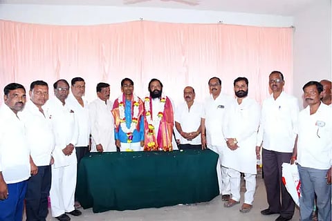 Eranna Pattanashetty is the president and Sahebagowda Utna is the vice president