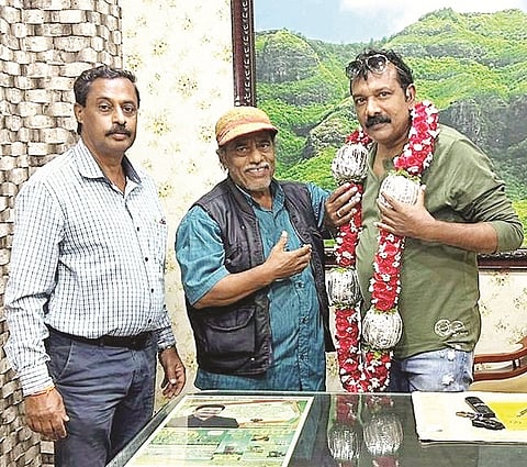 ಹುಣಸೂರು ನಗರ ಯೋಜನಾ ಪ್ರಾಧಿಕಾರದ ಅಧ್ಯಕ್ಷ ಎಚ್.ಪಿ.ಅಮರನಾಥ್ ಅವರಿಗೆ ಡೀಡ್ ಸಂಸ್ಥೆ ವತಿಯಿಂದ ಮನವಿ ಸಲ್ಲಿಸಲಾಯಿತು. ಎ.ಪ್ರಕಾಶ್ ಇದ್ದರು.