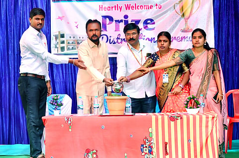 Royal Angal Madhyam Proudhashaleyalli Makkalige Paritoshak Vitarana Samarambha News Photo