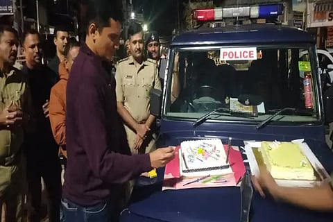 sp mithunkumar cake cutting in road