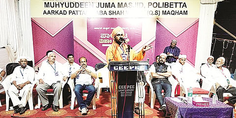 ಪಾಲಿಬೆಟ್ಟದಲ್ಲಿರುವ ದರ್ಗಾ ಆವರಣದಲ್ಲಿ ಆಯೋಜಿಸಿದ್ದ ಸರ್ವ ಧರ್ಮ ಸಮ್ಮೇಳನದಲ್ಲಿ ಮಹಾಂತ ಶಿವಲಿಂಗ ಸ್ವಾಮೀಜಿ
ಮಾತನಾಡಿದರು.