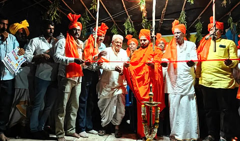 ಅಳವಂಡಿಯಲ್ಲಿ ಹಮ್ಮಿಕೊಂಡಿದ್ದ ಶ್ರೀಮಾತಾ ಶಾಂತಮ್ಮದೇವಿ ಬಯಲಾಟ ಸಂಘದ ಕುರುಕ್ಷೇತ್ರ ನಾಟಕ ಕಾರ್ಯಕ್ರಮಕ್ಕೆ ಶ್ರೀ ಮರುಳಾರಾದ್ಯ ಶಿವಾಚಾರ್ಯರು ಚಾಲನೆ ನೀಡಿದರು. ಪ್ರಮುಖರಾದ ಗುರುಬಸವರಾಜ, ಅನ್ವರ, ಹನುಮಂತಪ್ಪ, ನಾಗಪ್ಪ, ಡಾ.ಸಿದ್ದಲಿಂಗಸ್ವಾಮಿ, ಚೌಡಪ್ಪ ಇತರರಿದ್ದರು.