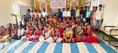 ಸಿರಿಗೇರಿಯ ಸರ್ಕಾರಿ ಸಂಯುಕ್ತ ಪದವಿ ಪೂರ್ವ ಕಾಲೇಜಿನಲ್ಲಿ ದ್ವಿತೀಯ ಪಿಯುಸಿ ವಿದ್ಯಾರ್ಥಿಗಳ ಬೀಳ್ಕೊಡುಗೆ ಹಾಗೂ ಶಾರದಾ ಪೂಜೆ ಕಾರ್ಯಕ್ರಮ ನಡೆಯಿತು. ಪ್ರಾಚಾರ್ಯ ಎಚ್.ಜಿ.ವಿಶ್ವನಾಥ್, ಉಪನ್ಯಾಸಕರಾದ ಬಸವರಾಜ್, ಈರಣ್ಣ, ನಿತಿನ್ ಕುಮಾರ್, ರಂಗಪ್ಪ, ರಾಘವೇಂದ್ರ ಇತರರಿದ್ದರು.