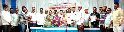 ಹಗರಿಬೊಮ್ಮನಹಳ್ಳಿ ಪುರಸಭೆ ಕಚೇರಿಯಿಂದ ಹಮ್ಮಿಕೊಂಡಿದ್ದ ಆಂದೋಲನ ಕಾರ್ಯಕ್ರಮದಲ್ಲಿ ಸಾರ್ವಜನಿಕರಿಗೆ ಪುರಸಭೆ ಅಧ್ಯಕ್ಷ ಮರಿರಾಮಪ್ಪ ಫಾರ್ಮ್-3 ವಿತರಿಸಿದರು.ಪುರಸಭೆ ಉಪಾಧ್ಯಕ್ಷೆ ಅಂಬಿಕಾ ದೇವೇಂದ್ರ, ಸದಸ್ಯರಾದ ಮಂಜುಳಾ ಕೃಷ್ಣನಾಯ್ಕ, ದೀಪಕ್ ಕಠಾರಿ, ಜೋಗಿ ಹನುಮಂತಪ್ಪ, ನವೀನ್ ಕುಮಾರ್, ಜನ್ನು ನಾಗರಾಜ, ಅಜೀಜುಲ್ಲಾ, ಪ್ರಮುಖರಾದ ಎಸ್.ಎಂ.ವಿಜಯಕುಮಾರ್, ಅಲ್ಲಾಭಕ್ಷಿ, ಸಿಬ್ಬಂದಿ ಇತರರಿದ್ದರು.