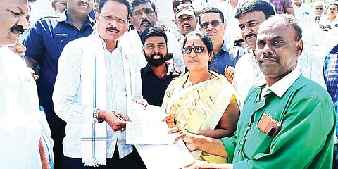 ಸಂಡೂರು ತಾಲೂಕು ಕುಡತಿನಿಯಲ್ಲಿ ಮಸಣ ಕಾರ್ಮಿಕರ ಸಂಘದಿಂದ ಸಂಸದ ಈ.ತುಕಾರಾಮ್ಗೆ ಮನವಿ ಸಲ್ಲಿಸಲಾಯಿತು. ಸಂಘದ ಜಿಲ್ಲಾ ಕಾರ್ಯದರ್ಶಿ ಎ.ಸ್ವಾಮಿ, ದೇವದಾಸಿ ಮಹಿಳಾ ವಿಮೊಚನಾ ಸಂಘದ ತಾಲೂಕು ಕಾರ್ಯದರ್ಶಿ ಎಚ್.ದುರ್ಗಮ್ಮ ಕೊಂಡಾಪುರ, ಪ್ರಮುಖರಾದ ವಿರೇಶ್, ಯಂಕಮ್ಮ ಇತರರಿದ್ದರು.