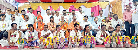 ಹಗರಿಬೊಮ್ಮನಹಳ್ಳಿಯ ವಿಶ್ವಕರ್ಮ ಸಮುದಾಯ ಭವನದಲ್ಲಿ ಸಾಮೂಹಿಕ ವಿವಾಹ ಕಾರ್ಯಕ್ರಮದಲ್ಲಿ ನಾಲ್ಕು ಜೋಡಿಗಳು ದಾಂಪತ್ಯ ಜೀವನಕ್ಕೆ ಕಾಲಿಟ್ಟವು. ಪುರಸಭೆ ಅಧ್ಯಕ್ಷ ಮರಿರಾಮಪ್ಪ, ವಿಶ್ವಕರ್ಮ ಸಂಘದ ತಾಲೂಕು ಅಧ್ಯಕ್ಷ ಬಡಿಗೇರ ಬಸವರಾಜ್, ಗೌರವಾಧ್ಯಕ್ಷ ಸಿ.ಎಚ್.ಸಿದ್ದರಾಜ, ಉಪಾಧ್ಯಕ್ಷ ಕಮ್ಮಾರ ಮಂಜುನಾಥ ಇತರರಿದ್ದರು.