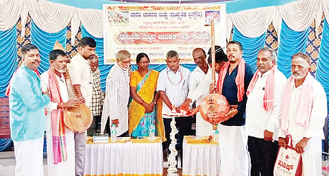 ಕೊಳ್ಳೇಗಾಲ ಪಟ್ಟಣದ ಶ್ರೀ ವೆಂಕಟೇಶ್ವರ ಕಲ್ಯಾಣ ಮಂಟಪ ರಸ್ತೆಯಲ್ಲಿರುವ ರಾಜ್ಯ ಸರ್ಕಾರಿ ನೌಕರರ ಸಂಘದ ಕಚೇರಿಯಲ್ಲಿ ಸೋಮವಾರ ಆಯೋಜಿಸಿದ್ದ ತಾಲೂಕು ಮಟ್ಟದ ಜಾನಪದ ಗೀತ ಗಾಯನ ಕಾರ್ಯಕ್ರಮಕ್ಕೆ ಜೋಸೆಫ್ ಅಲೆಗ್ಸಾಂಡರ್ ಚಾಲನೆ ನೀಡಿದರು. ಜೆ.ನಿಂಗರಾಜು, ನಾಗರತ್ನಮ್ಮ, ಕೈಲಾಸ ಮೂರ್ತಿ, ಕೆಂಪರಾಜು, ಮುರುಳೀಧರ್ ಇದ್ದರು.