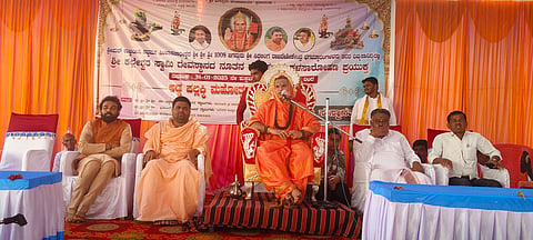 ಕಾನಹೊಸಹಳ್ಳಿಯಲ್ಲಿ ಕಲ್ಲೇಶ್ವರಸ್ವಾಮಿ ದೇವಸ್ಥಾನದ ಗೋಪುರ ಕಳಸಾರೋಹಣ ನಿಮಿತ್ತ ಹಮ್ಮಿಕೊಂಡಿದ್ದ ಧರ್ಮ ಸಭೆಯಲ್ಲಿ ಉಜ್ಜಿನಿ ಸದ್ಧರ್ಮ ಪೀಠದ ಜಗದ್ಗುರು ಸಿದ್ಧಲಿಂಗ ರಾಜದೇಶೀಕೇಂದ್ರ ಶಿವಾಚಾರ್ಯರು ಆಶೀರ್ವಚನ ನೀಡಿದರು. ಶ್ರೀ ಪ್ರಶಾಂತಸಾಗರ ಸ್ವಾಮೀಜಿ, ಐಮುಡಿ ಶರಣಾರ್ಯರರು, ಡಾ.ಸಿದ್ಧಲಿಂಗ ಶಿವಾಚಾರ್ಯ ಸ್ವಾಮೀಜಿ, ಮಾಜಿ ಸಚಿವ ಬಿ.ಶ್ರೀರಾಮುಲು ಇತರರಿದ್ದರು.