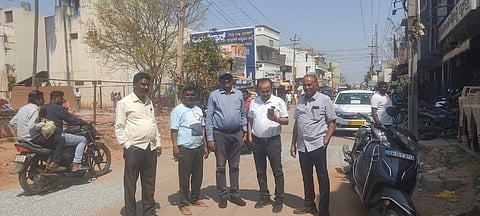 ಕೊಳ್ಳೇಗಾಲ ಪಟ್ಟಣದ ಡಾ.ರಾಜ್ ಕುಮಾರ್ ರಸ್ತೆಯಲ್ಲಿ ನಗರಸಭೆ ಮತ್ತು ಲೋಕೋಪಯೋಗಿ ಇಲಾಖೆ ಅಧಿಕಾ ರಿಗಳು ಸರ್ವೇ ಕಾರ್ಯದಲ್ಲಿ ತೊಡಗಿರುವುದು. ಎ.ರಮೇಶ್, ಪುರುಷೋತ್ತಮ್, ನಾಗೇಂದ್ರ, ಸುರೇಶ್, ಸುರೇಂದ್ರ ಇತರರಿದ್ದರು.