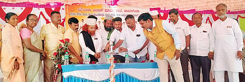 ತಾವರಗೇರಾದ ಮೌಲಾನಾ ಆಜಾದ್ ಶಾಲೆಯಲ್ಲಿ 10ನೇ ತರಗತಿ ವಿದ್ಯಾರ್ಥಿಗಳ ಬೀಕ್ಳೊಡುಗೆ ಹಾಗೂ ವಾರ್ಷಿಕೋತ್ಸವ ಕಾರ್ಯಕ್ರಮಕ್ಕೆ ಪಪಂ ಸದಸ್ಯ ವೀರನಗೌಡ ಪಾಟೀಲ ಚಾಲನೆ ನೀಡಿದರು. ಪ್ರಮುಖರಾದ ಜೀವನಸಾಬ, ಜಗದೀಶಪ್ಪ, ಮರಿಸ್ವಾಮಿ, ಗುರುಪಾದಮ್ಮ, ಶಫಿಮುಲ್ಲಾ, ರಾಘಪ್ಪಶ್ರೀರಾಮ, ಖಾಜಾಪಾಷಾ ಇತರರಿದ್ದರು.