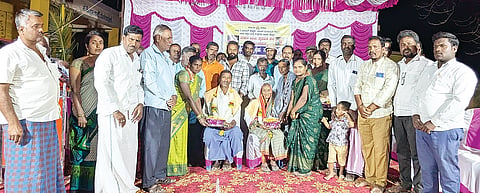 ಮುರ್ಲಾಪುರ ಸಹಿಪ್ರಾ ಶಾಲೆಯಲ್ಲಿ ಪದ್ಮಶ್ರೀ ಪ್ರಶಸ್ತಿ ಪುರಸ್ಕೃತೆ ಭೀಮವ್ವ ಶಿಳ್ಳಿಕ್ಯಾತರ ಹಾಗೂ ರಾಜ್ಯೋತ್ಸವ ಪ್ರಶಸ್ತಿ ಪುರಸ್ಕೃತ ಕೇಶಪ್ಪ ಶಿಳ್ಳಿಕ್ಯಾತರ ಅವರನ್ನು ಸನ್ಮಾನಿಸಲಾಯಿತು. ಪ್ರಮುಖರಾದ ಯಮನೂರಪ್ಪ, ಗೋಣೆಪ್ಪ, ಸತೀಶ, ಉಮೇಶ, ಅಂದಾನಗೌಡ ಇತರರಿದ್ದರು.